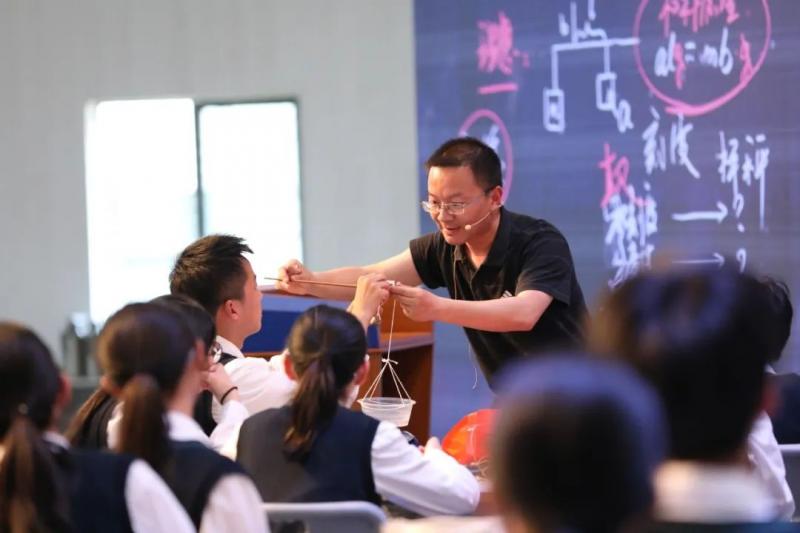 王华.jpg 王华.jpg